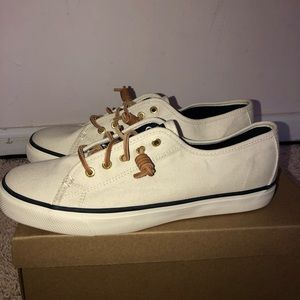 cream low top sperrys